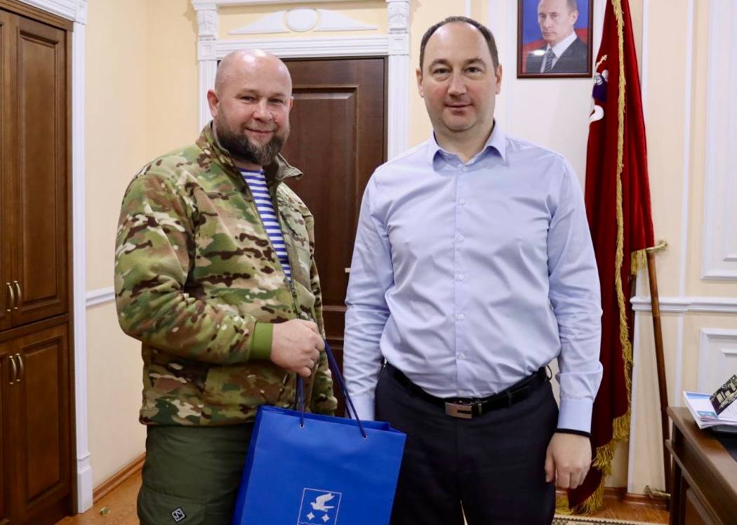 Руководитель округа Сергей Мужальских встретился с участником спецоперации.2911