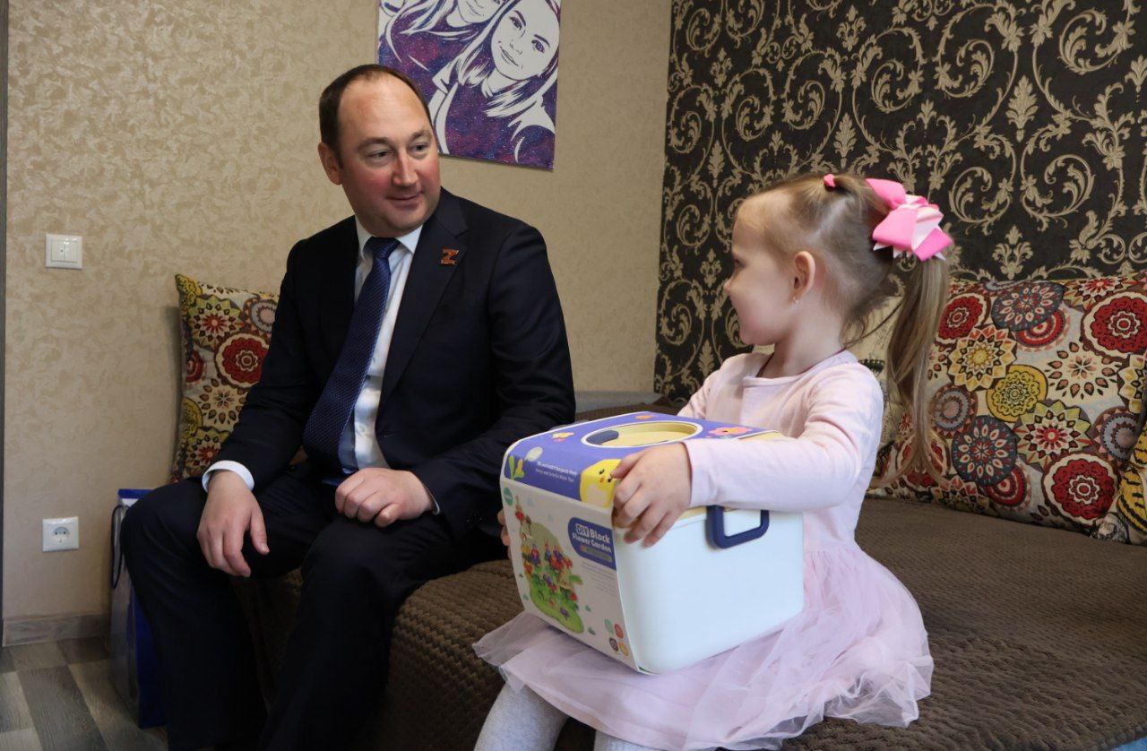 Сергей Мужальских поздравил с днем рождения дочь участника СВО