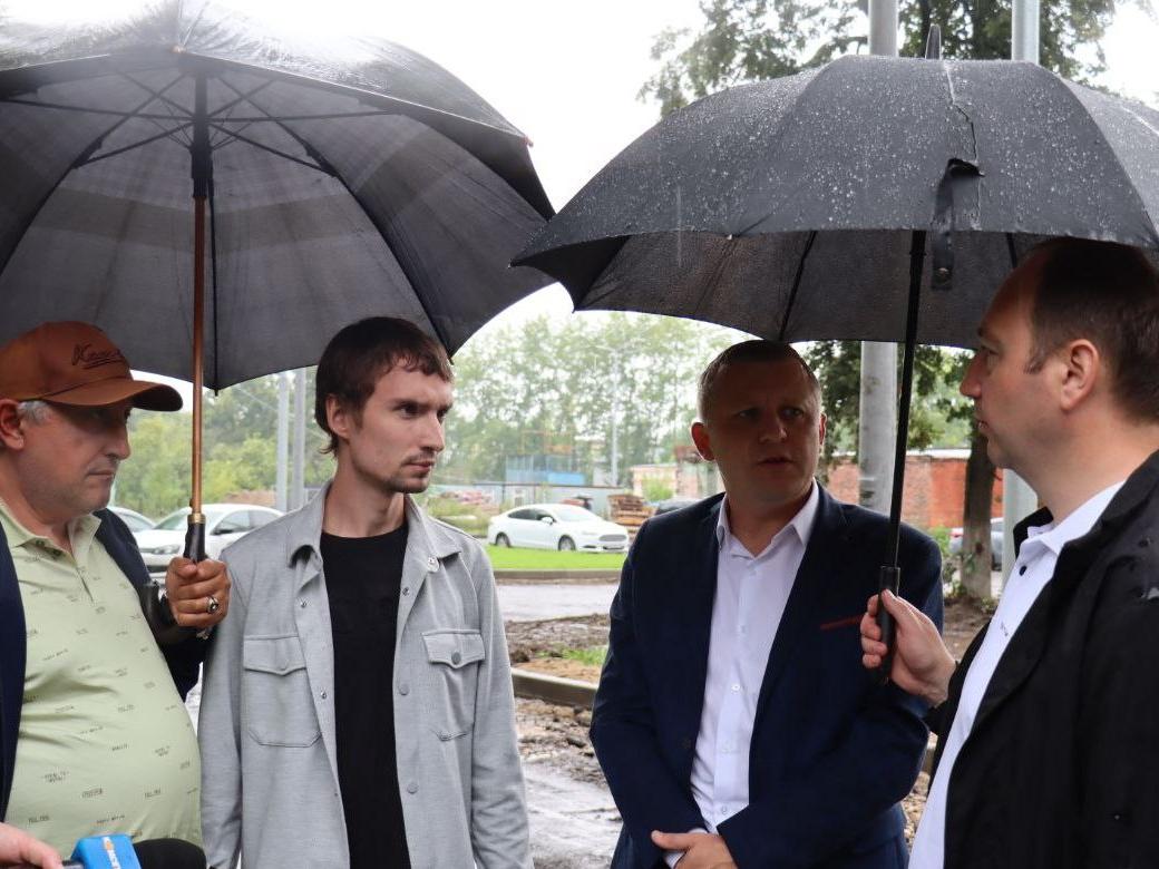 Сергей Мужальских проверил благоустройство дворовой территории «зеленого» дома