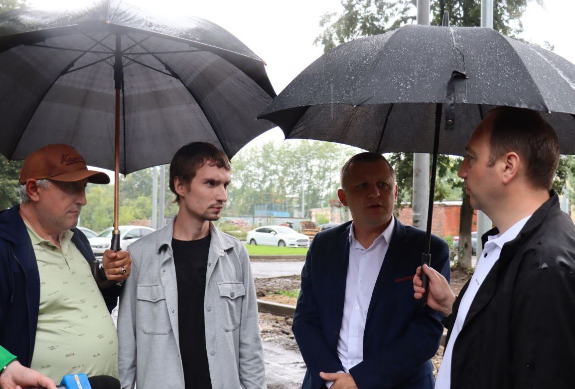 Сергей Мужальских проверил благоустройство дворовой территории «зеленого» дома