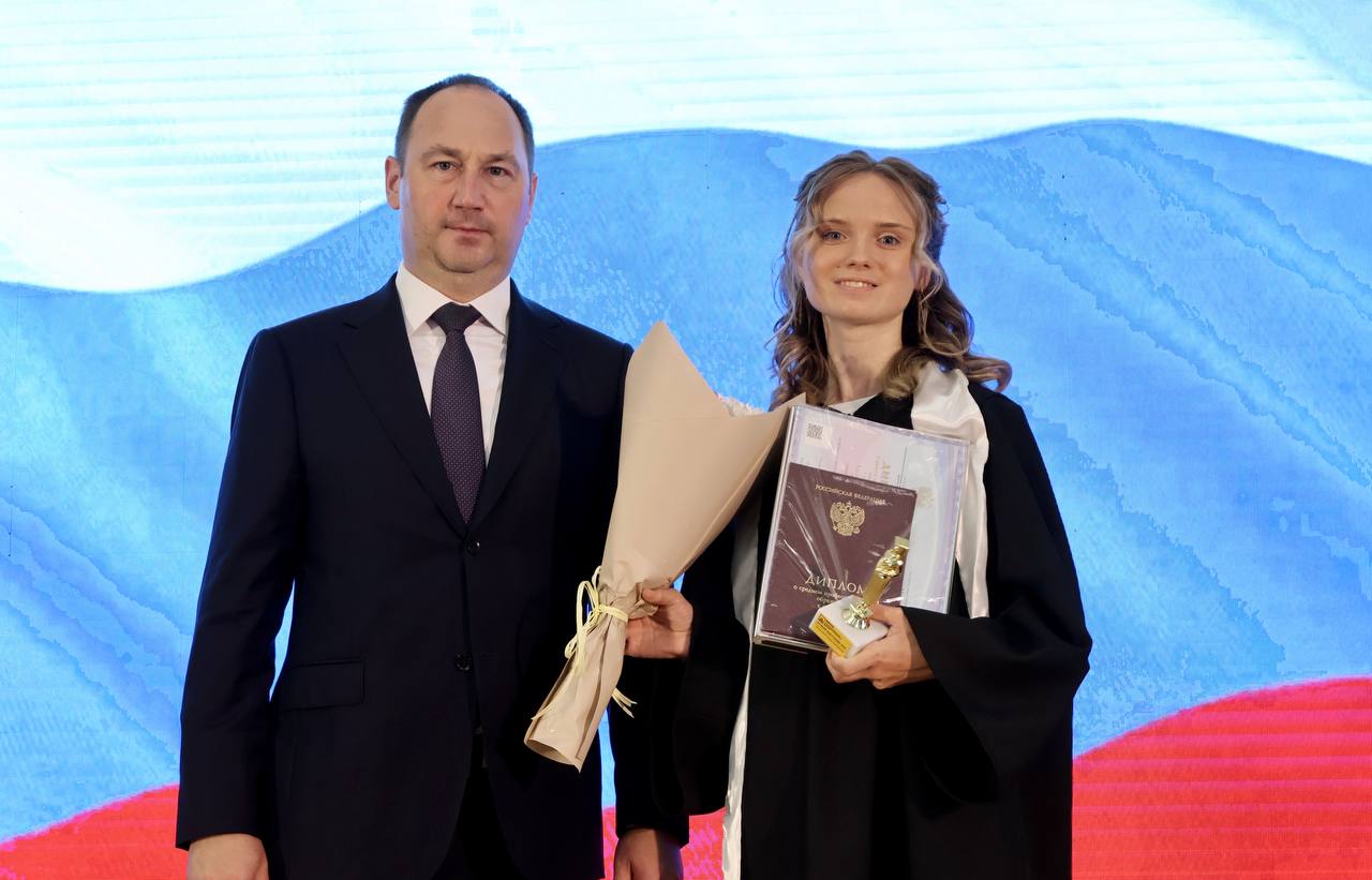 Сергей Мужальских торжественно вручил дипломы выпускникам МФЮИ и МФЮА