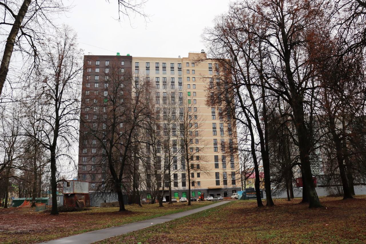 Ступинские депутаты проверили ход строительства многоквартирного дома в городе.