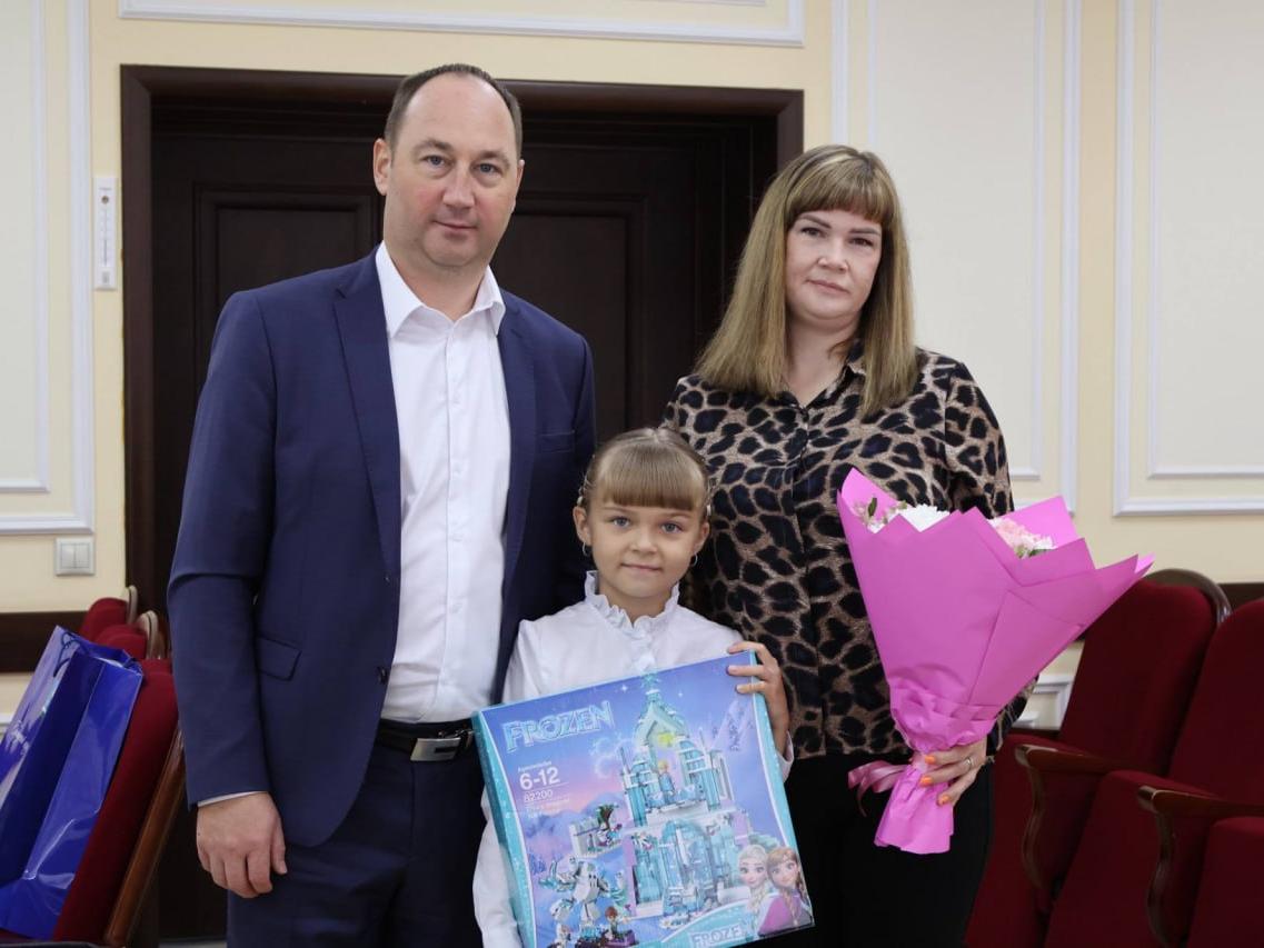 Светлый праздник для Алисы-глава округа поздравил дочку погибшего героя СВО с днём рождения