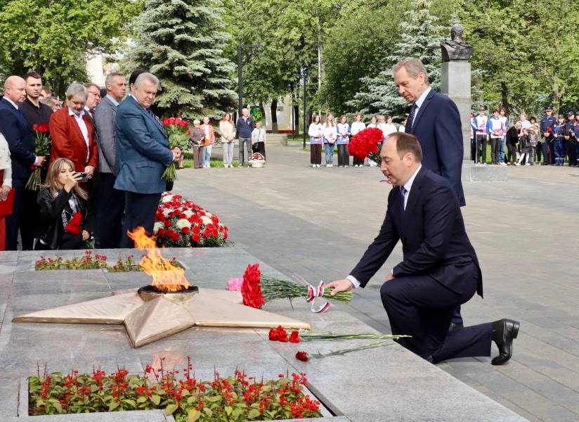 церемония возложения цветов к Вечному огню