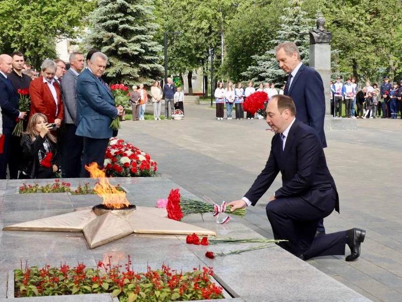 церемония возложения цветов к Вечному огню