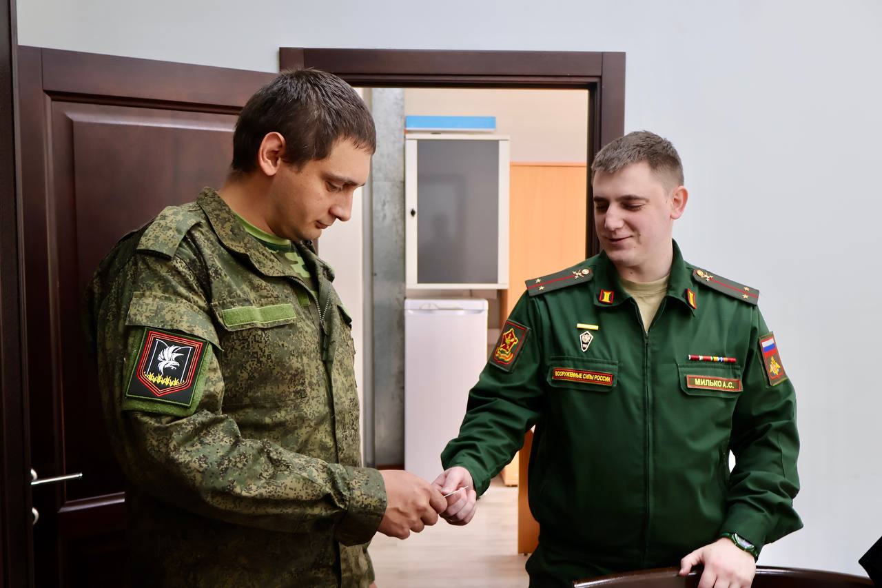 Участнику специальной военной операции Илье Кочневу вручили карточку члена Ассоциации ветеранов СВО