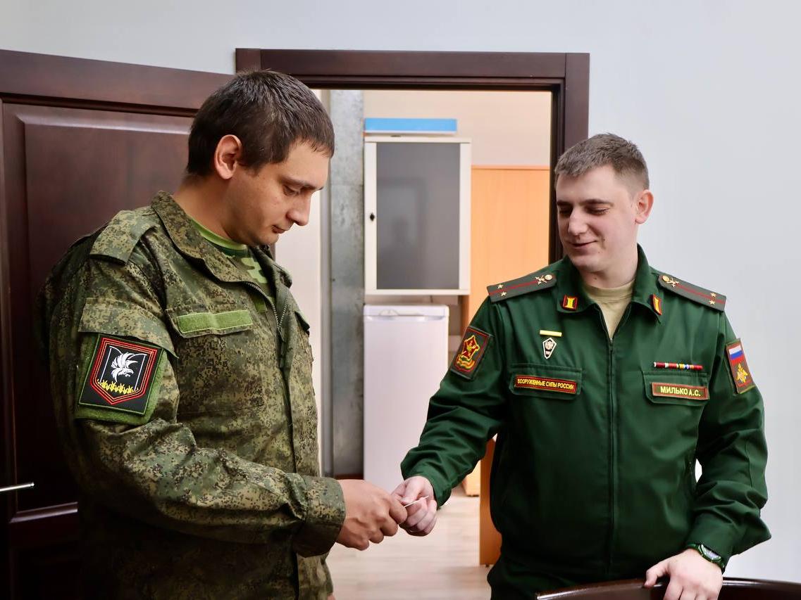 Участнику специальной военной операции Илье Кочневу вручили карточку члена Ассоциации ветеранов СВО