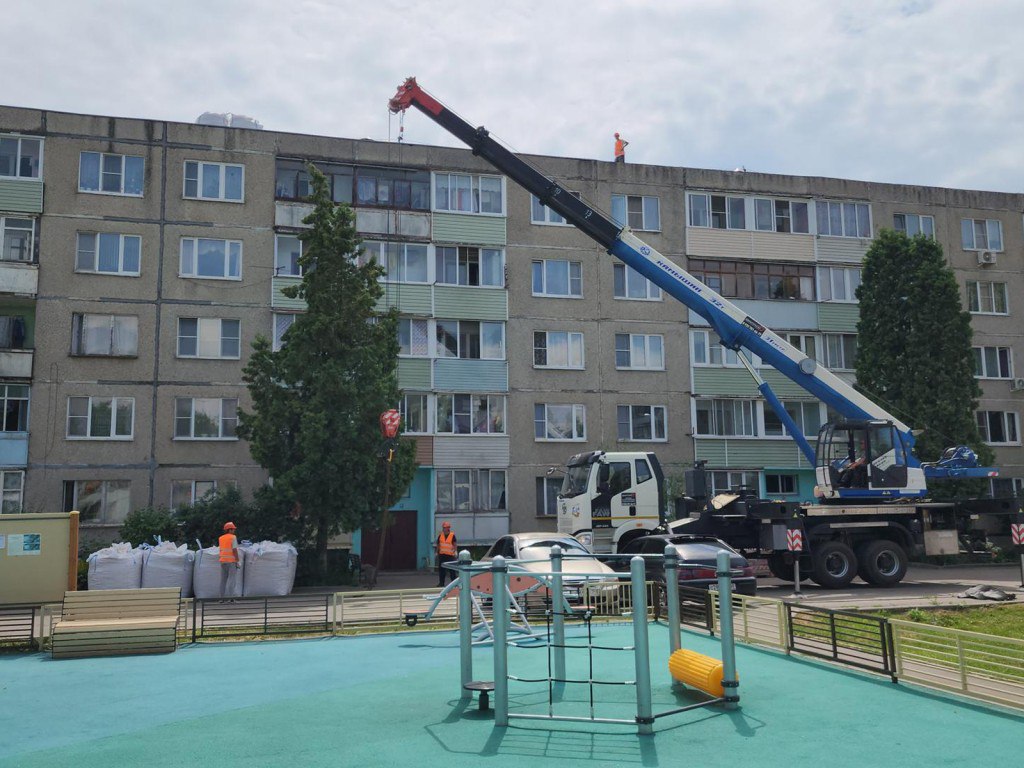 В Михнево приступили к ремонту крыши дома на улице Тепличной