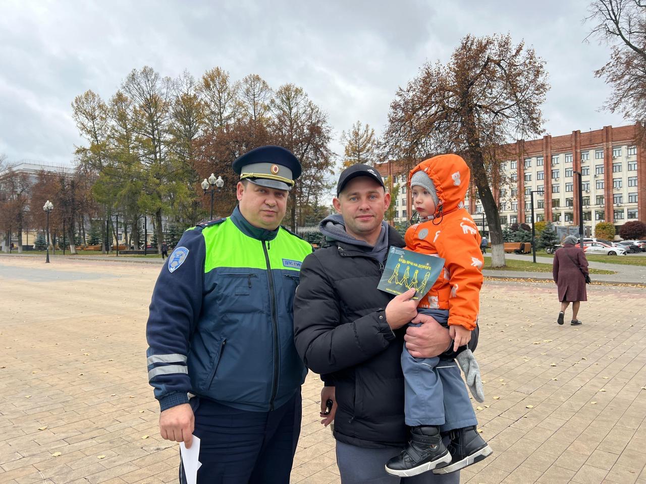 В Ступино полицейский провел акцию «Детское кресло»2110