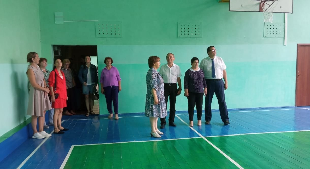 В Ступино проходит акция Родительская приемка, в рамках которой партийцы проверяют готовность школ к новому учебному году