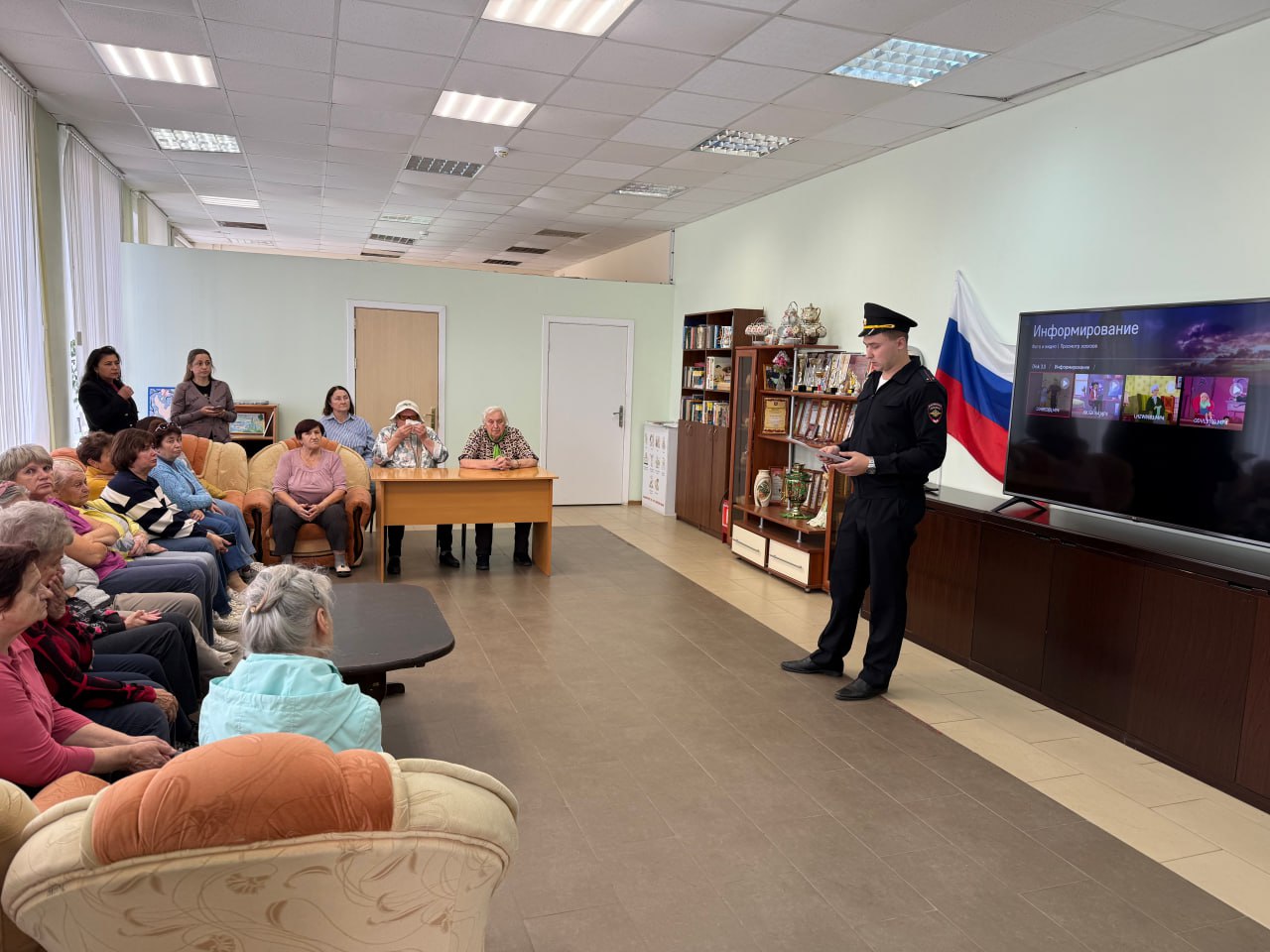 В Ступино сотрудник полиции провел профилактическую беседу с населением