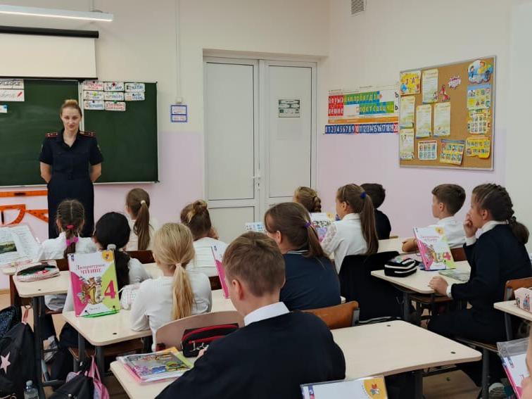 В Ступино сотрудница полиции рассказала школьникам о правилах поведения на дороге