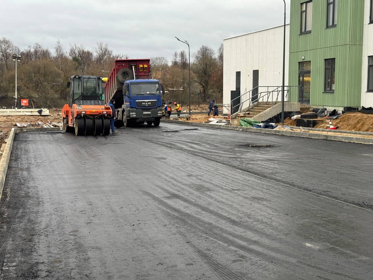 В Ступино укладывают асфальт у новой подстанции скорой помощи