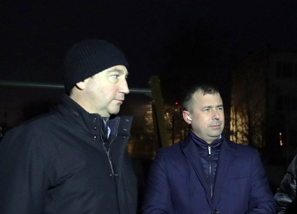 Вместе с жителями села Аксиньино руководитель муниципалитета Сергей Мужальских оценил завершение строительства детского игрового комплекса.