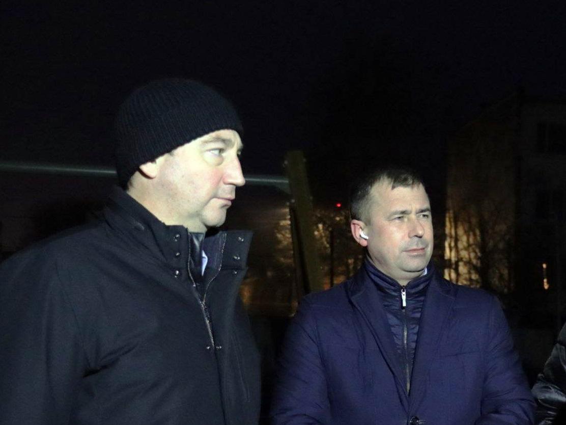 Вместе с жителями села Аксиньино руководитель муниципалитета Сергей Мужальских оценил завершение строительства детского игрового комплекса.