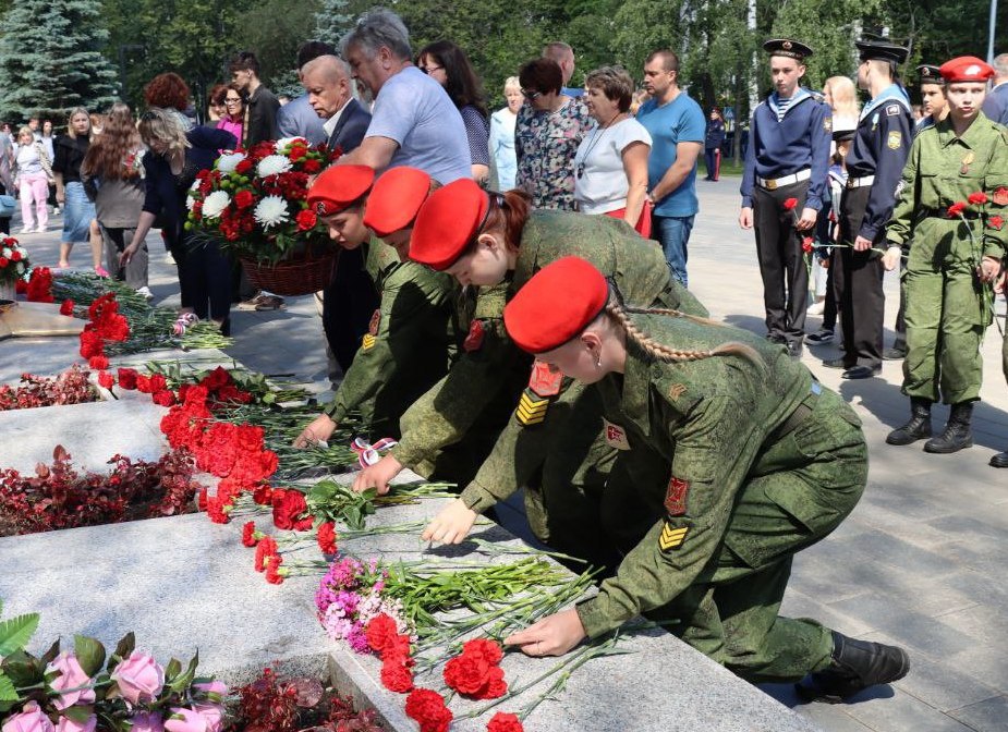 Возложение цветов в память о погибших героях