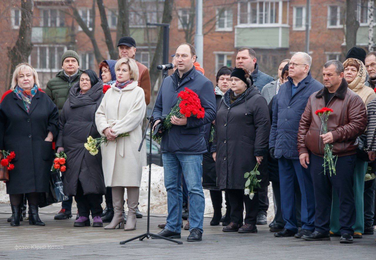 Возложение цветов в память о жертвах теракта