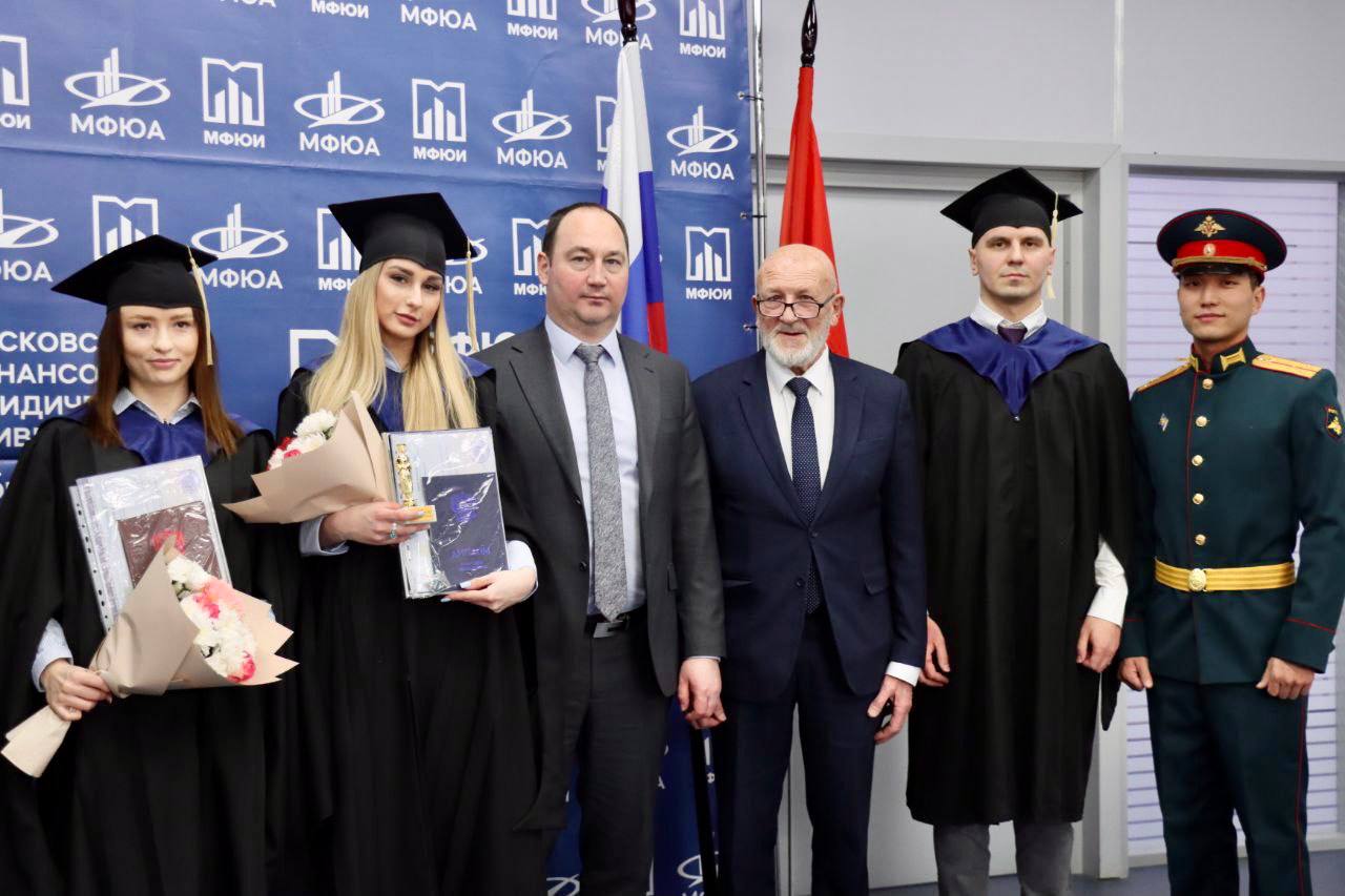 вручение дипломов студентам