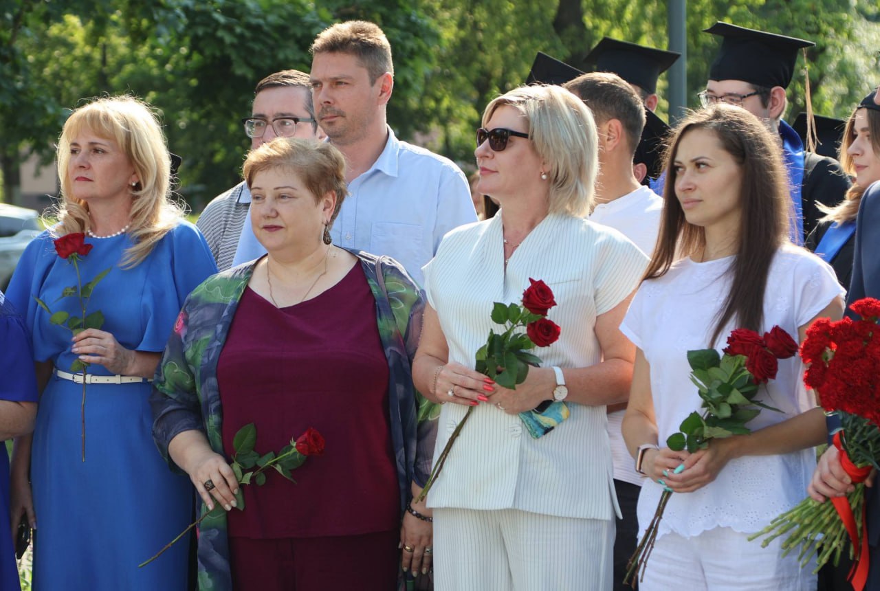 выпускникам МФЮА вручили дипломы3
