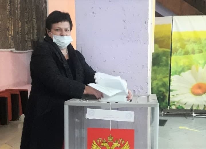 Заместитель председателя окружного Совета депутатов Нина Семенова приняла участие в голосовании