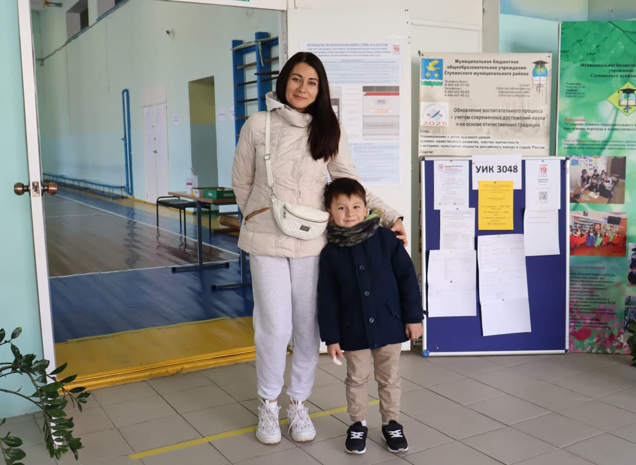 Жители Ступина приходят голосовать с детьми