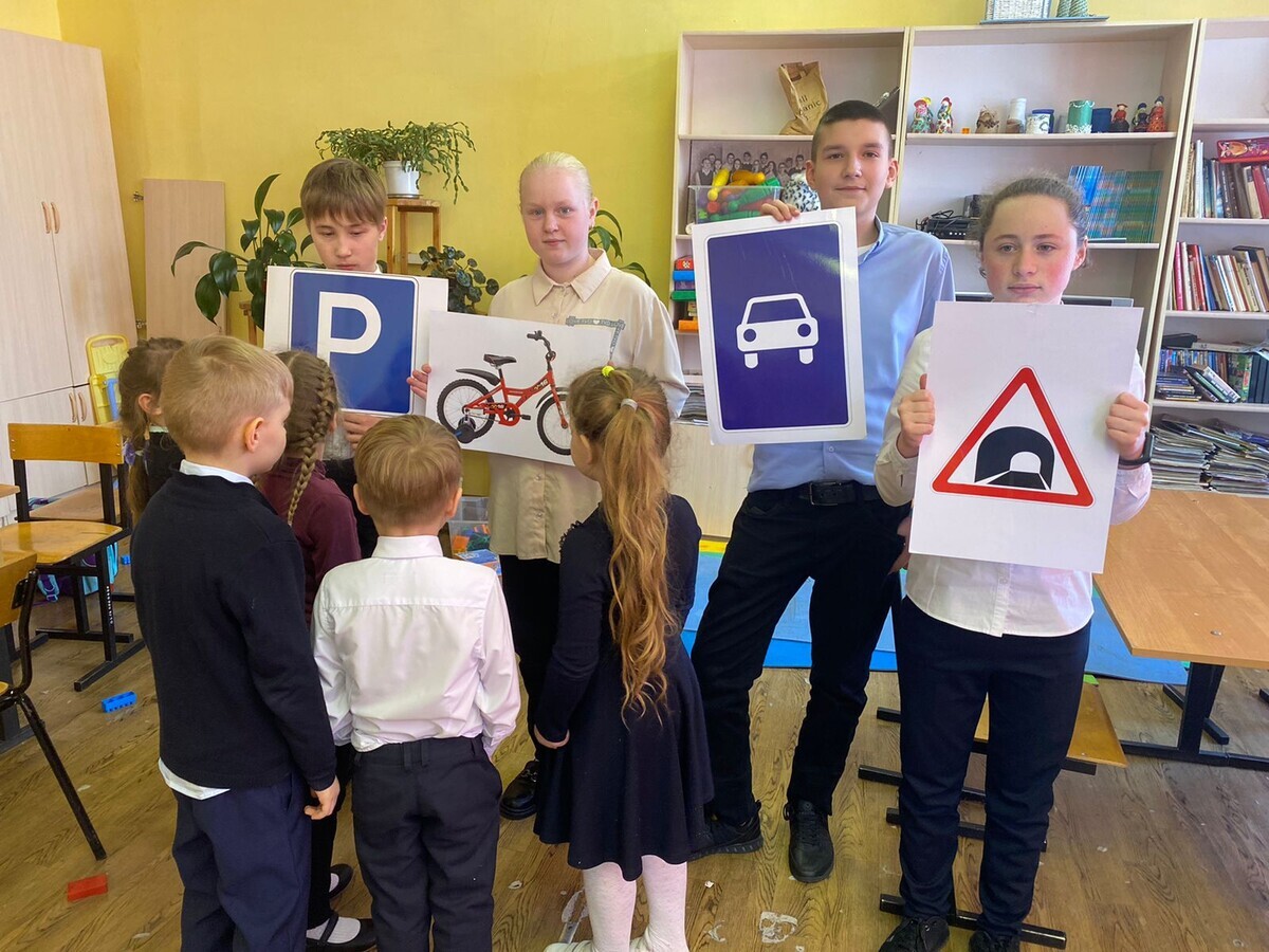 3 февраля ученики 6 класса Большеалексеевской школы выступили с представлением на тему  «Правила дорожного движения» перед учениками начальной школы. 